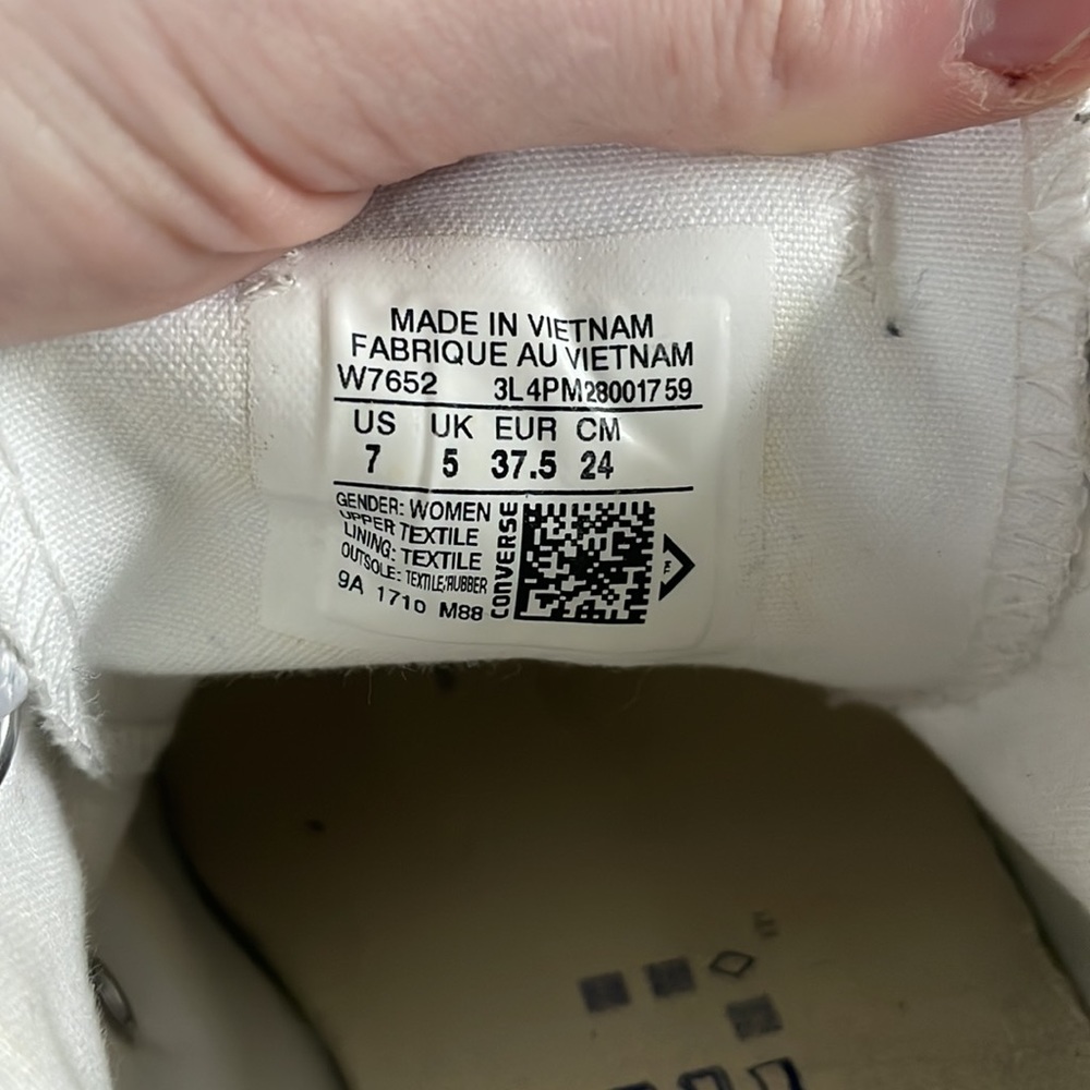 White Converse low tops - Sz 7 - Picture 5 of 5